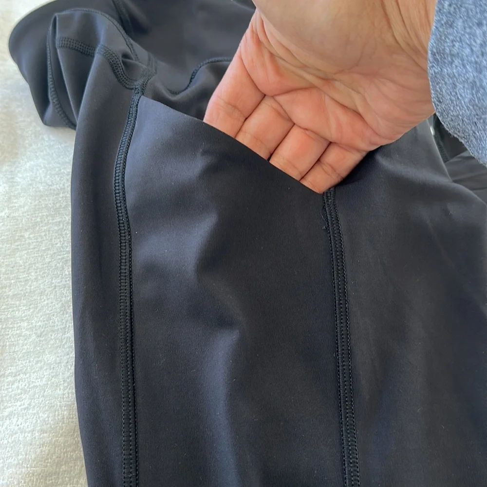 Lululemon Sole Training Crop with New York details Sz 8 ๐๐ปโโ๏ธ๐ง๐ปโโ๏ธ - Picture 11 of 11